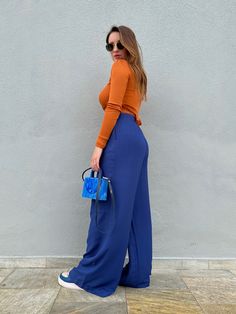 Orange With Blue Outfit, Orange Pants Blue Shirt, Orange And Royal Blue Outfits, Outfits Pantalon Azul, Trouser Outfits, Outfit Mujer, Orange Fashion