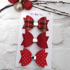 Red Hair Bows Set Of 3 A stunning collection of 3 beautiful hair bows, perfect for Winter and Christmas! These bows are made with felt backed cotton or suede fabrics, and each measures 9cm x 5.5cm approx. Finish: Choose from a sturdy, stainless steel crocodile clip, or one of our super #hairbows Red Hair Bows Set Of 3 A stunning collection of 3 beautiful hair bows, perfect for Winter and Christmas! These bows are made with felt backed cotton or suede fabrics, and each measures 9cm x 5.5cm approx Diy Hairbands, Xmas Bows, Felt Hair Bows, Red Hair Bow, Ribbon Flower Tutorial, Winter And Christmas