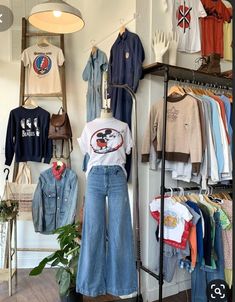 Small Retail Store Design Boutiques, Thrift Shop Decor, Vintage Boutique Interior, Vintage Clothing Display, Boutique Clothing Store Design, Vintage Store Ideas, Boutique Store Displays, Vintage Shop Display, Ebay Reinstatement