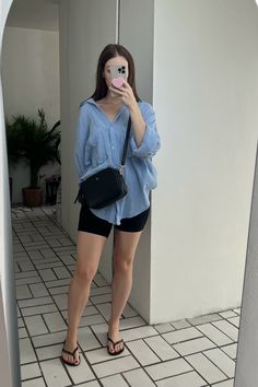 Oversized T Shirt Outfit Summer, Oversized Blue Shirt Outfit, Oversized Blue Shirt, Blue Shirt Outfit, Outfit Comodo, Linen Style Fashion, Outfits Gorditas, Outfits 2000s, Causal Outfits