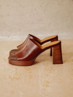 Discover our Bobbies women's Mules for the spring-summer season. Fall for the Renata model in Chestnut colour Chestnut Leather, Platform Mules, Wedge Loafers, Brown Leather Shoes, Platform Clogs, Women's Mules, Shoe Inspo, Womens Mules, Boot Pumps