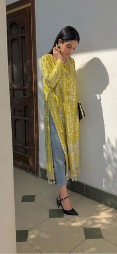 Simple Kurta Designs, Desi Fits, Casual College Outfits, Casual Indian Fashion, Desi Fashion Casual, Indian Dresses Traditional, Dresses Traditional, Traditional Indian Outfits