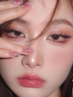 Pink Makeup Looks Sparkle, Jelly Make Up Look, Eyes And Lips Makeup, Soft Glam Korean Makeup Look, Aesthetic Makeup Looks Korean, Soft Glossy Makeup, Glittery Korean Makeup, Soft Girly Make Up, Korean Jelly Makeup Look