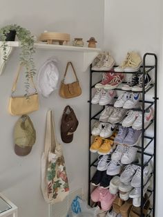 Room Girlie Apartment, Summer Room Ideas, Street Room, Woman Bedroom Ideas, Grown Woman Bedroom Ideas, Baddie Apartment, Baddie Apartment Ideas, Summer Room, Pinterest Room