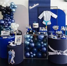 an assortment of blue and silver balloons in a room