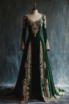 Green And Gold Dress Gown, Aelin Green Dress, Medieval Formal Dress, Long Sleeve Fantasy Dress, Emerald Green Fantasy Dress, Green Gown Aesthetic, Royal Casual Outfits, Fantasy Dress Green