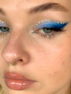 Euphoria Makeup Blue Eyes, Dark Eyeshadow Looks For Blue Eyes, Blue Cat Eye Makeup, Cheer Comp Makeup, Midnights Makeup, Cheerleader Makeup, Cabello Aesthetic, Mom Makeup, Cheer Makeup