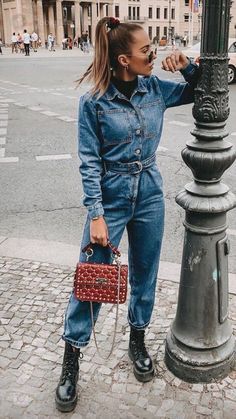 Denim Jumpsuit Winter, Denim Jumpsuit Outfit Fall, Denim Jumpsuit Outfit Casual, Denim Jumpsuit Street Style, Denim Dress Outfit Winter, Denim Skirt Outfit Aesthetic, Style Denim Jumpsuit, Denim Dress Outfit Summer