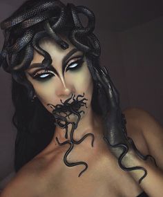 Medusa Halloween Costume, Medusa Makeup, Turned To Stone, Medusa Costume, Halloween Makeup Diy, I Love Halloween, Diy Kostüm, Halloween Makeup Inspiration, Cool Makeup Looks