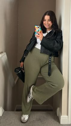 Green Trousers Outfit, Black Jacket Outfit, Outfit Midsize, Outfit Adidas, Knit Trousers, Trousers Outfit, Trouser Outfit, Midsize Fashion, Khaki Trousers