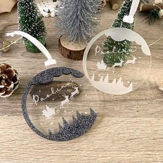 Dive into Cricut projects designed specifically for crafting handmade decorations this holiday season! From resin ornaments to vinyl crafts, find inspiration in these festive ideas. Cricut Noel, Plexiglass Ideas, Wood Laser Ideas, Cricut Christmas Ideas, Idee Cricut, Gingerbread Ornaments, Christmas Templates, Christmas Ball, Christmas Mood