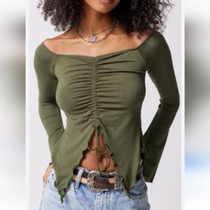 Nwt Urban Outfitters Cadence Cinched Getting Fly Away Top Size S Green Comfortable Stretch Fabric Pointed Hem Flattering Cinched Front Crop Top Autumn, Autumn Shirts, Outfit Ideas 2024, Crop Tops For Women, Y2k Outfit Ideas, Y2k Clothing, Autumn Clothes, Solid Clothes, Off Shoulder Tops