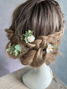 White and green flower hairpins. The flower hairpins is made of artificial/fabric flowers, preserved flowers, leaves, grass and other trinkets used for arranging. You can also buy: MATCHING HAIR COMB: https://www.etsy.com/uk/listing/1210885569/romantic-flower-hair-comb-mint-roses?click_key=f494c5d6e8b9ed2d17a0434081c3318cd076dfa3%3A1210885569&click_sum=540478de&ref=shop_home_active_1&sts=1 MATCHING BELT: https://www.etsy.com/uk/listing/1196907934/white-and-green-flower-belt-bridal?click_key=4e57 Hairstyle Hair Clip, Green Wedding Hair, Flower Girl Hair Piece, Flower Hair Pins Wedding, Sage Green Flowers, Hair Pins Wedding, Rustic Wedding Hairstyles, Flower Braids, Hair Accessories Bridal