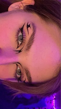 Rave Makeup Ideas Black, Flame Eyeliner Black, Fun Eyeliner Black, Rave Graphic Liner, Rave Eyeliner Looks, Cool Makeup Looks Creative Eyeliner, Black Graphic Liner Ideas, Grafic Liner Eye Makeup