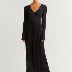 Black ribbed v neck bodycon long sleeve dress, size medium, never worn. #bodycon #modest #long sleeve #ribbed #blackdress Aesthetic Winter Dress, Cold Street Style, Fits 2022, Look 2023, Fitted Knit Dress, Date Outfit Ideas, Sew Ideas, Church Outfit, 30s Fashion