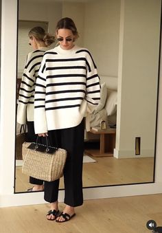 Juxtaposition Outfits, Stripe Jumper Outfit, Striped Sweatshirt Outfit, Anouk Yve, Jumper Outfit, Relaxed Outfit, Sweater Trends, Everyday Chic