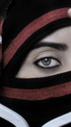 Yemeni Art, Yemen Women, Yemeni People, Human Body Organs, Niqab Fashion, Sci Fi Fashion, Arab Beauty, Hidden Beauty, Islamic Girl