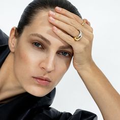 This chunky ring features the Reflect collection's signature link design which beautifully interlocks sterling silver with 18kt gold. Designed to be worn solo or as part of a stack, the ring makes a strong statement however styled.