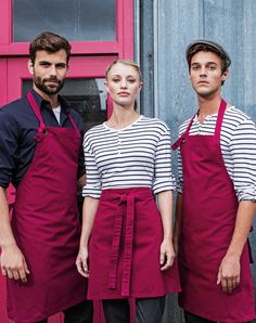 Casual Restaurant Uniform, Cafe Owner Outfit, Barista Uniform Ideas, Waiter Outfit Restaurants, Cafe Uniform Trendy, Restaurant Uniforms Casual, Cafe Uniform Aesthetic, Bakery Uniform Ideas, Coffee Shop Uniform Ideas