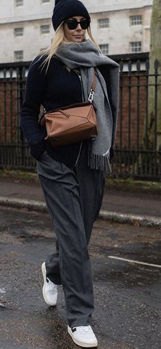 Grey Trousers Outfit, Wide Leg Trousers Outfit, Grey Pants Outfit, Emma Hill, Trainers Outfit, Beanie Outfit, Look Adidas, Estilo Indie, Mode Casual