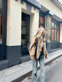 Sweedish Girls Style Winter, Outfit Inspo Stockholm, Amsterdam Street Style, Travel Nails, Mantel Outfit, Scandi Fashion, Deadpool And Wolverine