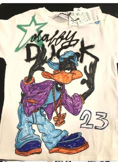 Grafitti Shirts, Airbrush Streetwear, Streetwear Tshirt Design, School Shirt Designs, Painted Clothes Diy, Diy Clothes Design, Shirt Design Inspiration, Daffy Duck, Painted Clothes