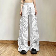 Get ready to rock out in style with these y2k grunge ruched baggy cargo pants. their relaxed fit and baggy design provide a look that is sure to turn heads while the ruched detailing adds a touch of sophistication. Black Cargo Pants Women, Street Shoot, Casual Pants Women, Womens White Jeans, Junior Pants, Best Jeans For Women, Women Cargo Pants, Black Jeans Women, Leather Pants Women