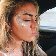 Face Glitter Ideas Festival, Hippie Carnaval, Coachella Make-up, Edc Makeup, Carnaval Make-up, Festival Eye Makeup, Music Festival Makeup, Makeup Festival