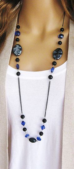 Nero perline collana lunga lunga blu collana di RalstonOriginals Black Beaded Necklace, Diy Collier, Jewerly Beads, Blue Beaded Necklace, Black Bead Necklace, Long Beaded Necklace, A Necklace