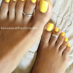 310 Likes, 0 Comments - Mr. Foot Lover (@perfect_feet_of_ig) on Instagram: “Beautiful yellow toenail polish ❤👣👃👣👃👣❤ @footqueenbee  #BeautifulToes #BeautifulFeet…” Yellow Toes, Neon Toe Nails, Yellow Toe Nails, Yellow Nail Art, Yellow Nail, Nails Yellow