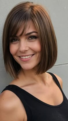 Trendy Mom Makeover: 15 Stylish Haircuts for Modern Moms - Fads Wide Face Hairstyles, Fringe Hairstyles Round Face, Bob Haircut With Fringe, Mom Haircut, Haircuts To Try, Mom Haircuts, Waves Haircut, Long Bobs, Medium Bob Haircut