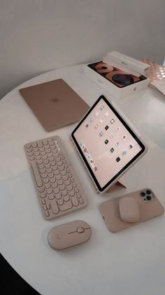 gadget aesthetic Apple Product Aesthetic, Ipad Art Aesthetic, Iphone Accessories Aesthetic, Apple Aesthetic Products, Apple Products Aesthetic, Gadget Aesthetic