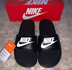 Nike Slides Womens Outfit, Nike Slippers, Shoes Wallpaper, Nike Sandals, Nike Benassi, Nike Slides, Sandals Outfit, Beautiful Sandals, Aesthetic Shoes