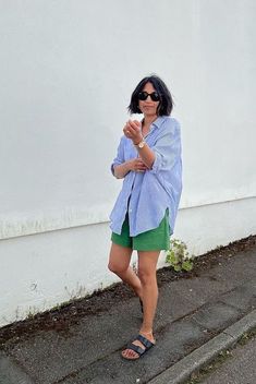 Chic Outfits Summer, Cold Places, Scandi Summer, Looks Street Style, Fashion Hacks, Dressing Up, Mode Inspo, Green Shorts