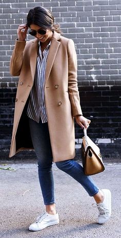 White Sneakers Outfit, Well Dressed Women, Casual Chique, White Sneakers Women, Camel Coat, Meryl Streep, Mode Inspo, Fashion Mode