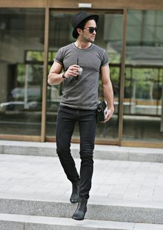 Se estiver com o tronco em dia (barriga ok, e um peitoral legal) dá pra investir em t-shirts mais justas. Com o look certo - como o da foto - fica sexy Black Pants Outfit, Pants Boots, Boots Chelsea, Black Jeans Men, Grey Style, Mens Fashion Jeans, Outfit Jeans