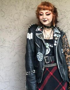 Girl punk fashion
Tartan mini skirt and punk leather jacket 80s Punk Women, Trad Punk, 80s Punk Fashion Women, Maximalist Punk, Punk Fashion Diy, Punk Street Style, Punk Glam, 80s Punk, Girl Punk