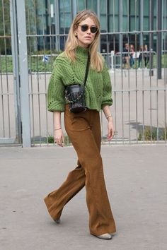 25 Ideas for Women's Fall Fashion 2024: Trends, Dresses, Jeans, and More Brown Pants Outfit, Color Combinations For Clothes, Brown Outfit, Brown Pants, 가을 패션, Colourful Outfits, Looks Style, Fashion Colours