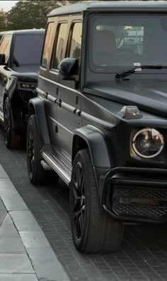 a row of cars parked next to each other