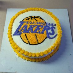 a cake with the los angeles lakers logo on it