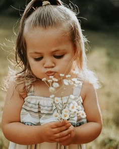 Second Birthday Photo Shoot Outside, Baby Girl Second Birthday Photoshooting Ideas, 2nd Photo Shoot Ideas, 2 Year Picture Ideas, Two Year Old Photoshoot Ideas, Five Year Old Photo Shoot Ideas, 3 Year Photoshoot Ideas, Two Year Birthday Photoshoot, 2 Year Photos