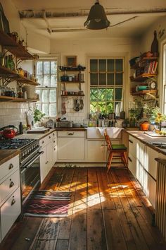 Interior With Character, Vintage House Kitchen, Eclectic Vintage Kitchen, Bohemian Interior Design Kitchen, Vintage Aesthetic Kitchen, Cottage Kitchen Aesthetic, Vintage Eclectic Kitchen, Eclectic Kitchen Bohemian, Unique Modern Kitchen