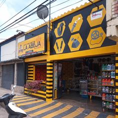 Fachada, moto repuestos, abeja pintada, pintura color amarillo y negro Advertisement Layout, Interior Hardware, House Roof Design, Shop Layout, Garage Design, House Roof