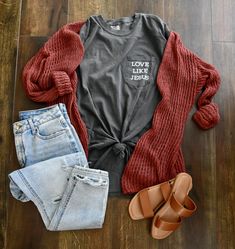 Comfort Colors pocket tee Trendy Mom Outfits, Trendy Outfit Ideas, Love Like Jesus, Mum Fashion, Fall Outfit Ideas, Trendy Fall Outfits, Trendy Outfit, Cute Comfy Outfits, Trendy Fall