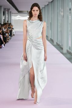 Del Core - Spring 2024 Ready-to-Wear https://www.vogue.com/fashion-shows/spring-2024-ready-to-wear/del-core/slideshow/collection#17 Del Core, Mode Dress, 2024 Runway, Fashion D, Uni Outfits, Ladies Gown, Spring 2024