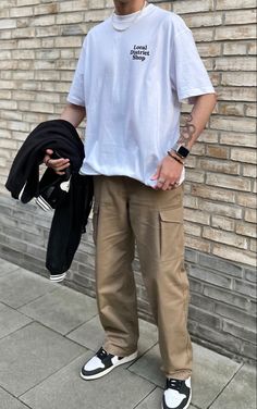 Fashion Mens Outfits Khaki Pants, Tshirt Outfit Ideas For Men, Oversized Outfit For Men, Mens Trendy Outfits Summer, Outfit Oversize Hombre, Mens Khaki Pants Outfit, Men Trendy Outfits