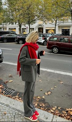 Red Sneakers Outfit, Winter Mode Outfits, Adidas Samba Outfit, Samba Outfit, Sneaker Outfits, Look Adidas, Skandinavian Fashion, Outfit Chic