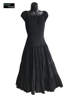 1950's Black Full Circle Swing Dress. Condition: Excellent Size: 8/10 (UK) Classic 1950's style. Tiered heavyweight fabric. Full circle swing. Side zipper. Wear with a petticoat to give the skirt the classic volume look. On/Off shoulder style. Retro Black Dress, Retro Summer Dress, Black Wiggle Dress, Uk Style, Funky Dresses, Full Skirt Dress, Vintage 1950s Dresses, Black Party Dresses, Off Shoulder Fashion