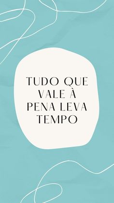 the words tudo que vale a pena eva tempo on a blue background