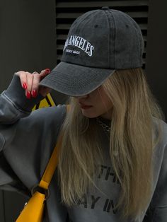 Cap Outfit Aesthetic, Girly Frame, Cap Outfit, Cap Girl, Hairdos For Short Hair, Cute Couple Images, Ideas For Instagram Photos, Tattoo Style, Instagram Aesthetic